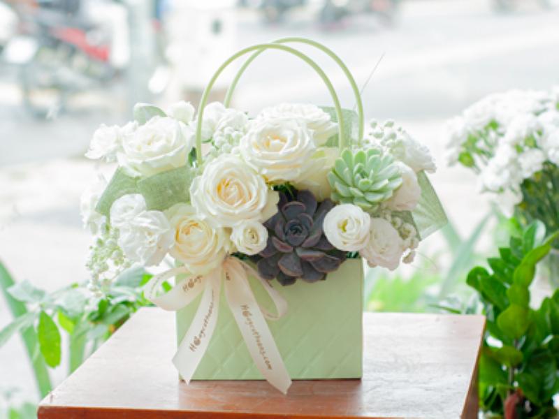 Một bó hoa sinh nhật lộng lẫy kết hợp các loại hoa may mắn của Song Tử như Lily, Hồng và Cẩm Tú Cầu, được gói tinh xảo